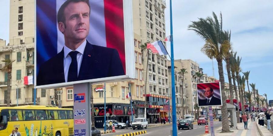السيسي وماكرون في قلب الإسكندرية.. صور الرئيسين تُزين الكورنيش احتفاءً بافتتاح جامعة "سنجور"