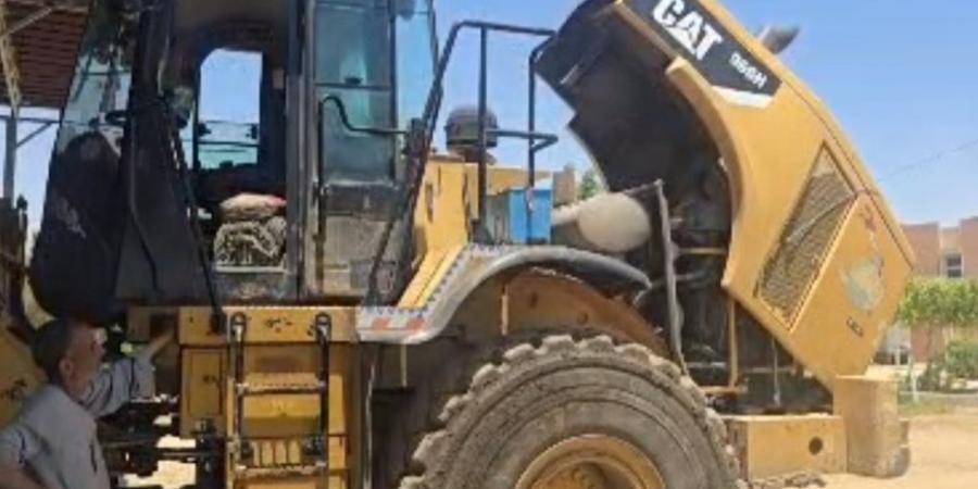 نقطة مضيئة جديدة بـ"مياه سوهاج".. خراط ينجح في إصلاح علبة تروس تالفة باستخدام الخردة