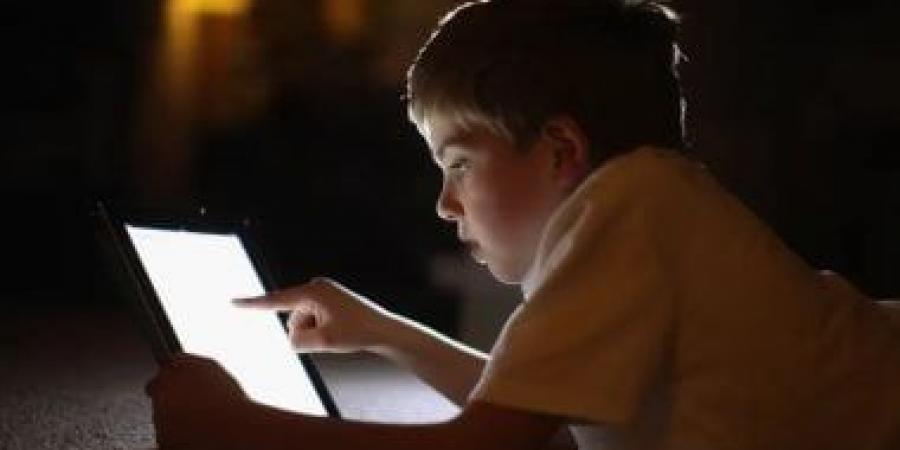 للآباء.. كيف يمكنك مراقبة نشاط أطفالك على الإنترنت لحمايتهم؟