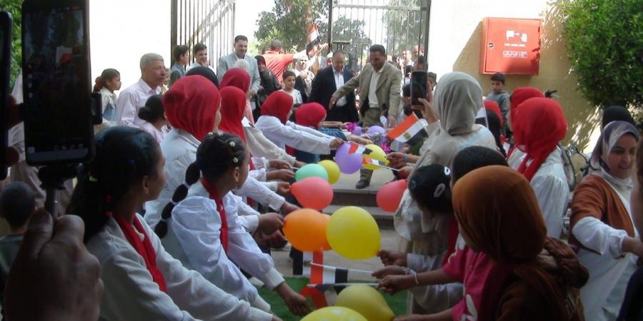 «ممر المحبة والوفاء».. المعلمون والطلاب يودعون الأستاذ شعبان حميده مدير مدرسة المعصرة الابتدائية الجديدة في مشهد مؤثر لبلوغه سن المعاش