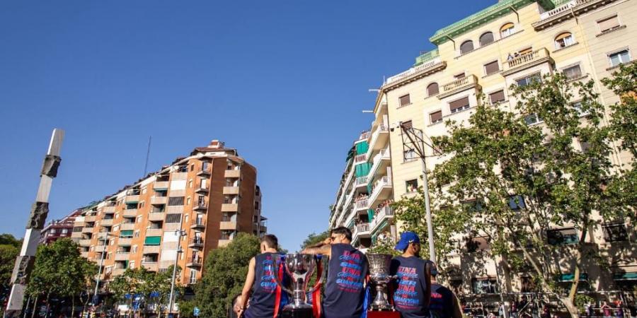 برشلونة يحتفل بالليجا في شوارع كتالونيا وسط حضور جماهيري ضخم.. فيديو وصور