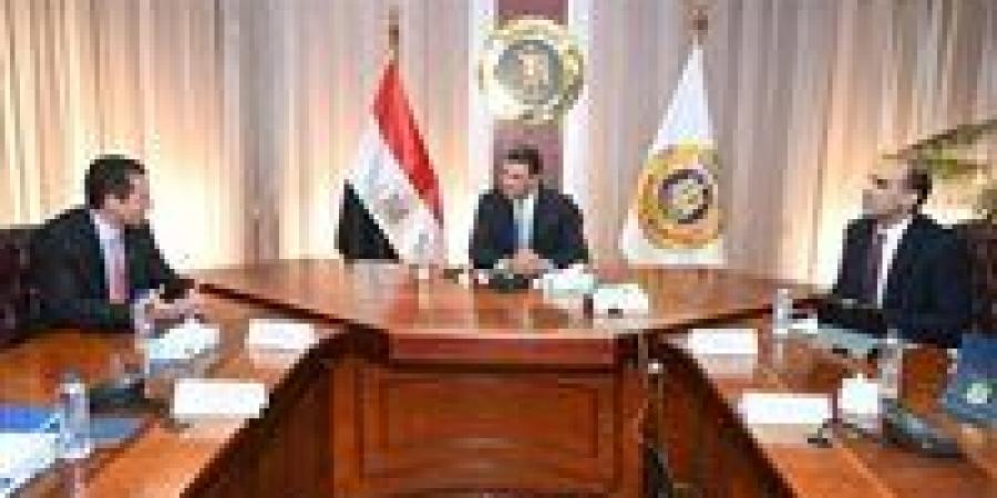 وزير الصناعة يبحث مع وفد شركة سيمكس العالمية رؤية الشركة للتوافق مع خطط الدولة للتنمية الصناعية
