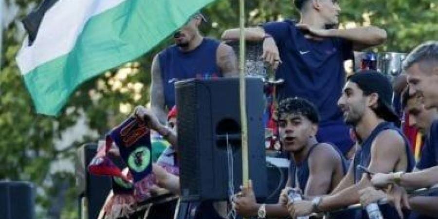لامين يامال يثير تفاعلا واسعا بعد ظهوره بعلم فلسطين فى احتفالات برشلونة