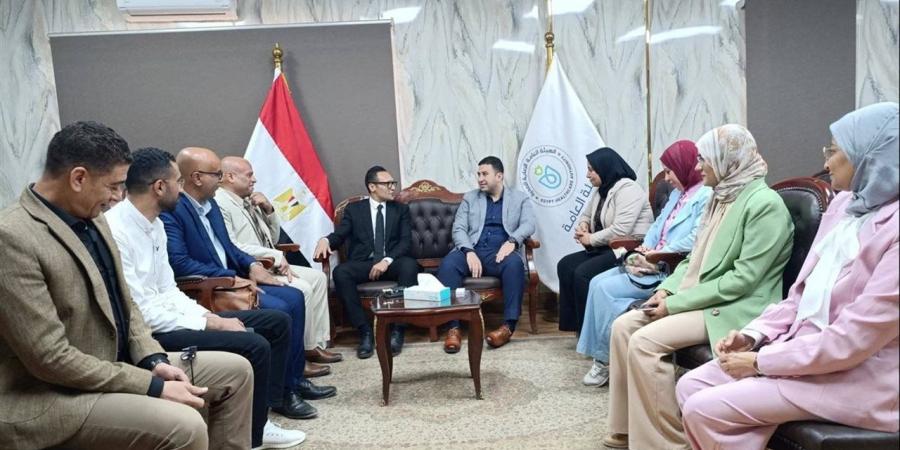 مدير فرع هيئة الرعاية الصحية بالإسماعيلية يعقد اجتماعًا مع الإدارة القانونية