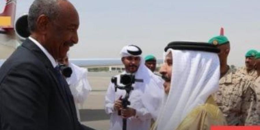 البرهان يصل البحرين فى مستهل زيارة رسمية.. والعاهل البحرينى فى استقباله