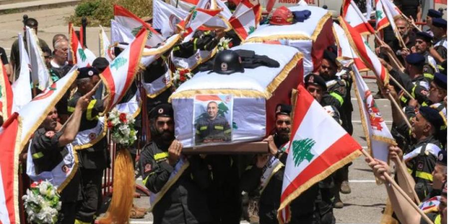 تشييع عنصرين من الدفاع المدني اللبناني قُتلا بغارة إسرائيلية في النبطية
