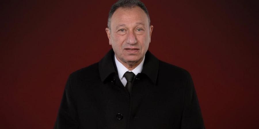لحظة وصول رئيس الأهلي محمود الخطيب عزاء الفنان عبد الرحمن أبو زهرة (فيديو)