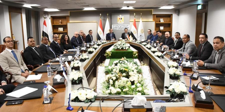 وزير الشباب والرياضة يعقد اجتماع موسع مع مسؤولي شركة استادات