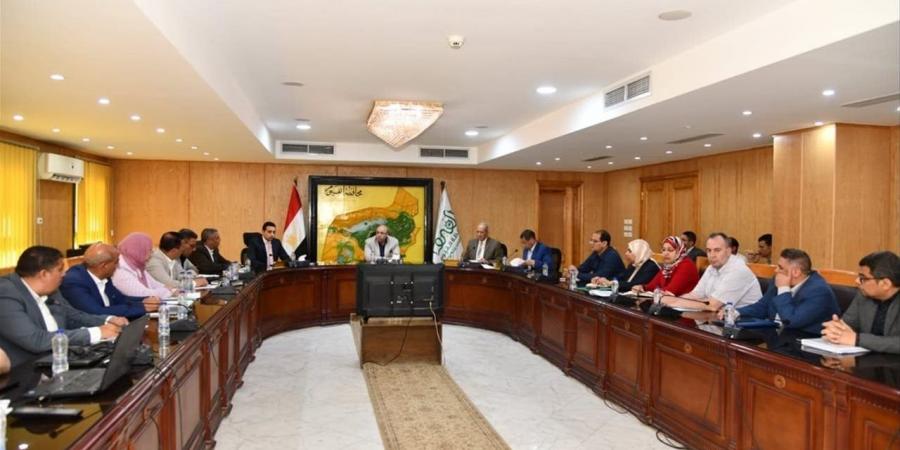 محافظ الفيوم يتابع موقف الرد على منظومة المتغيرات المكانية
