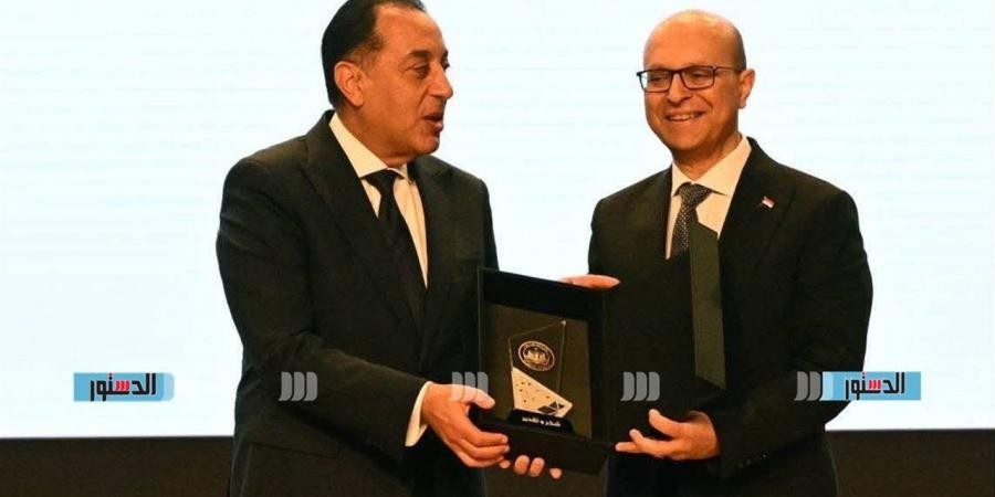 "مدبولي" يكرّم رئيس جامعة أسيوط خلال احتفالية إطلاق مبادرة "المليون رخصة دولية"