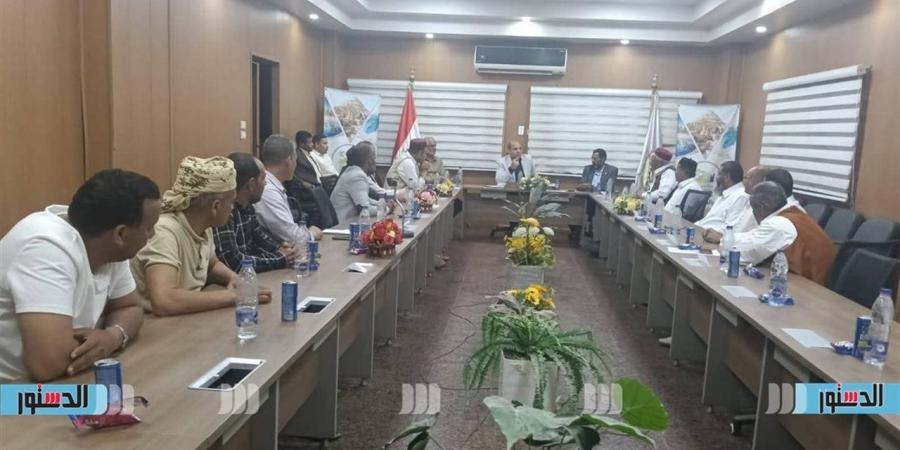 رئيس مدينة سيوة يناقش مع شيوخ القبائل تطوير الخدمات وتقنين الفنادق والكامبات