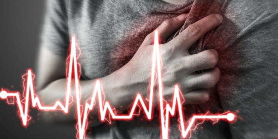 موقف إنساني.. أخصائي رعاية حرجة يعيد النبض لمريض توقف قلبه داخل سيارة إسعاف
