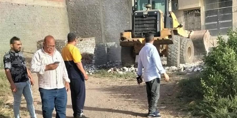 إزالة تعديات وبناء مخالف في حملات مكثفة بمدينة سنورس بالفيوم