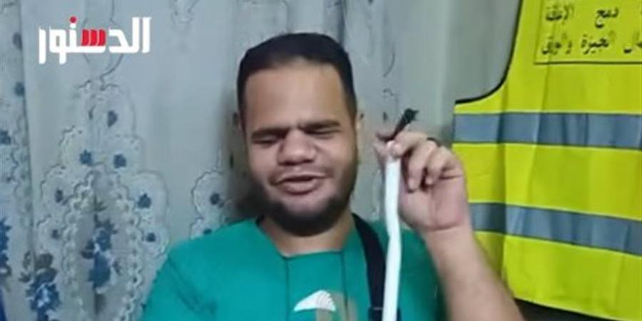 مكفوفون يخطفون الأنظار بتصليح عصاة الطريق «فيديو»
