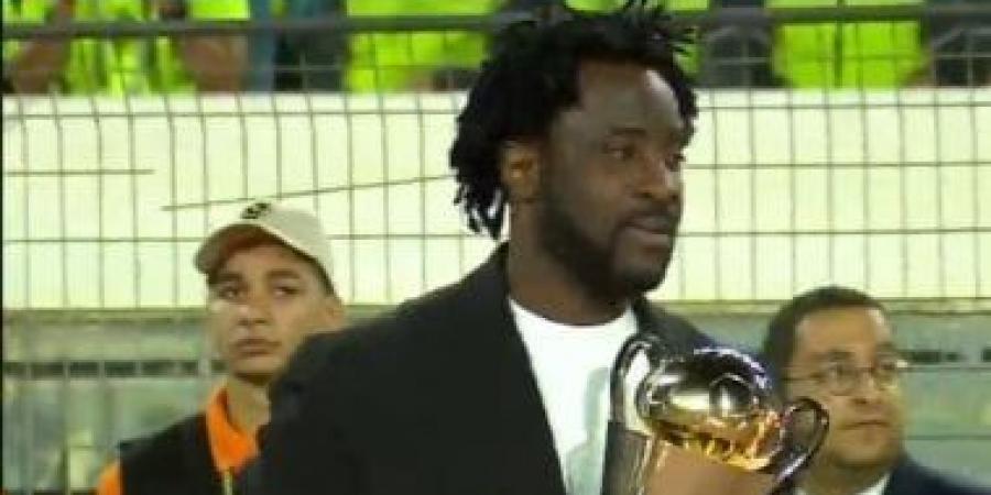 ويلفريد بوني يحمل كأس الكونفدرالية قبل نهائي الزمالك واتحاد العاصمة
