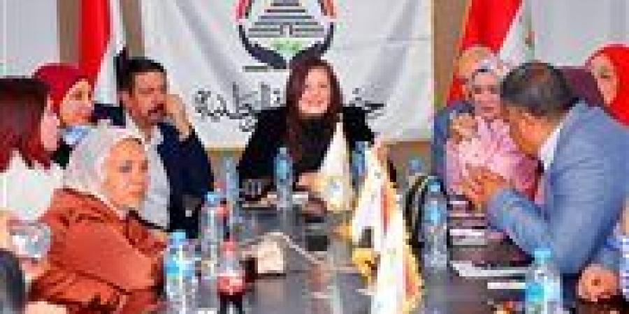 إليزابيث شاكر تقود حوارا مباشرا مع أهالي أسيوط لبحث الملفات الخدمية والتنموية