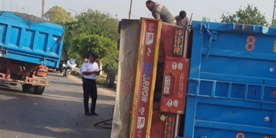 انقلاب مقطورة محملة بالزلط بالطريق الزراعي في القليوبية