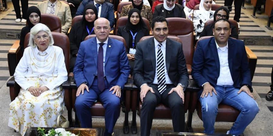 وزير الشباب يشهد توقيع عقد رعاية للأبطال الأولمبيين سيف عيسى وفريال أشرف