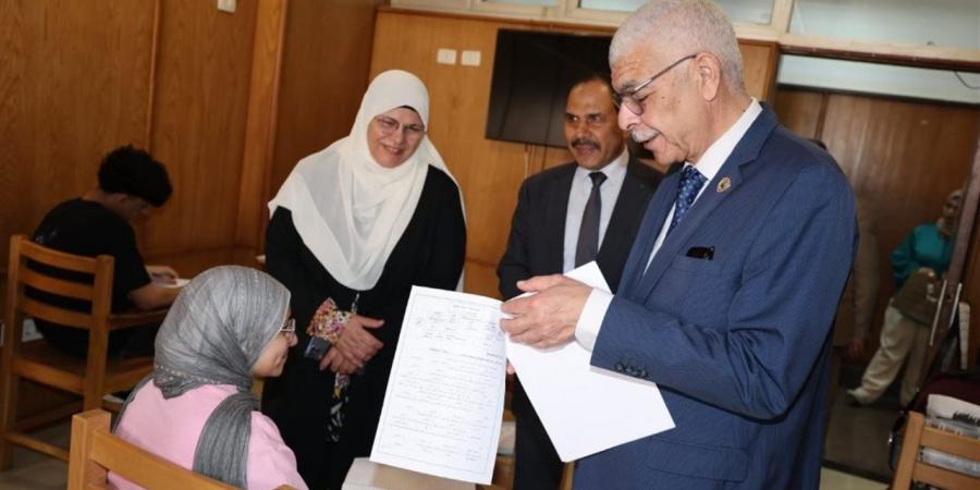 رئيس جامعة المنوفية يتفقد امتحانات الفصل الدراسي الثاني بكلية الاعلام