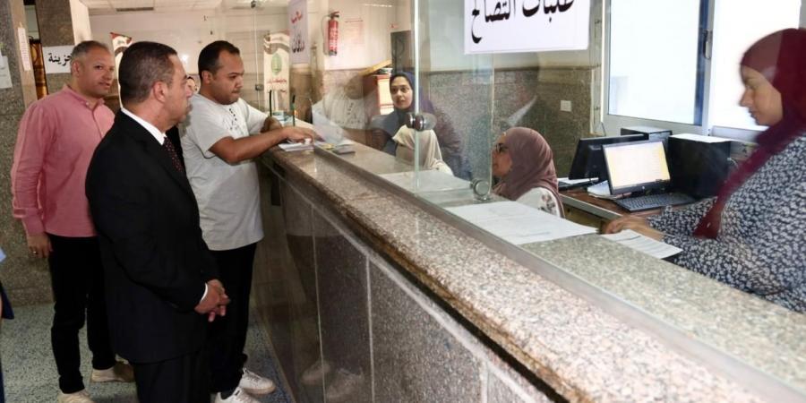 محافظ المنوفية يحيل سكرتير حي شرق للتحقيق لضعف الإشراف ومستوى الأداء و16 من العاملين لتغيبهم وتركهم العمل بدون إذن رسمي
