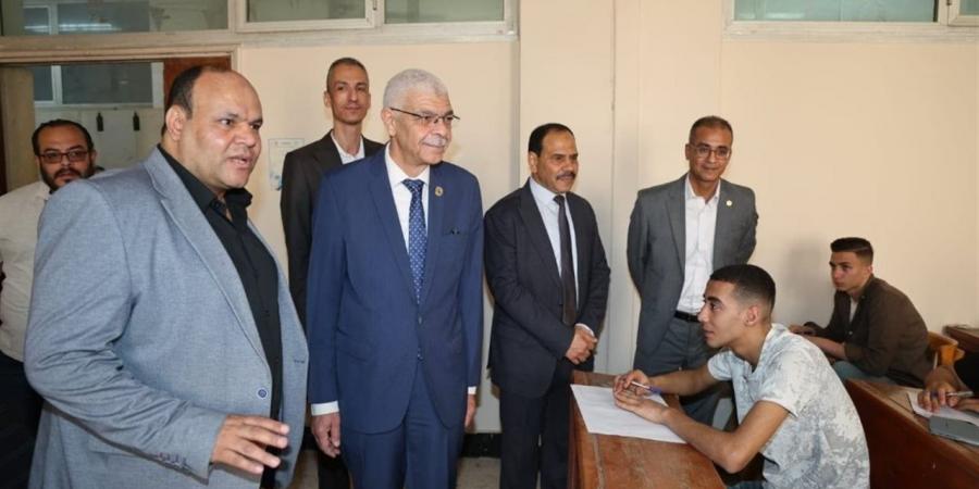 لضمان تكافؤ الفرص.. رئيس جامعة المنوفية يتابع سير امتحانات الفرقة الأولى بكلية الآداب