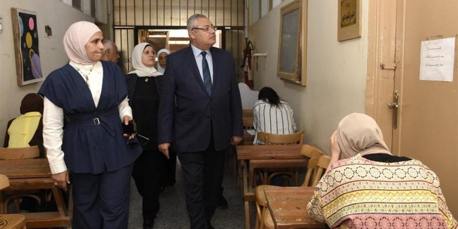 نائب رئيس جامعة عين شمس للتعليم والطلاب يتفقد امتحانات الفصل الدراسي الثاني بكلية البنات