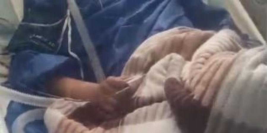 بين الحياة والموت.. إبراهيم القرا يصارع نزيف الرئتين داخل العناية المركزة فى غزة