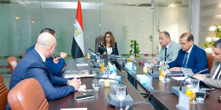منال عوض تبحث مع عدد من الشركات تطوير وحوكمة منظومة النقل الجماعي بالمحافظات