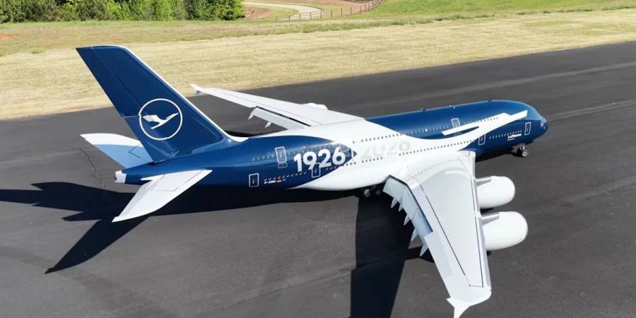 أكبر طائرة إيرباص A380 لاسلكية فى العالم تقترب من حجم طائرات سيسنا