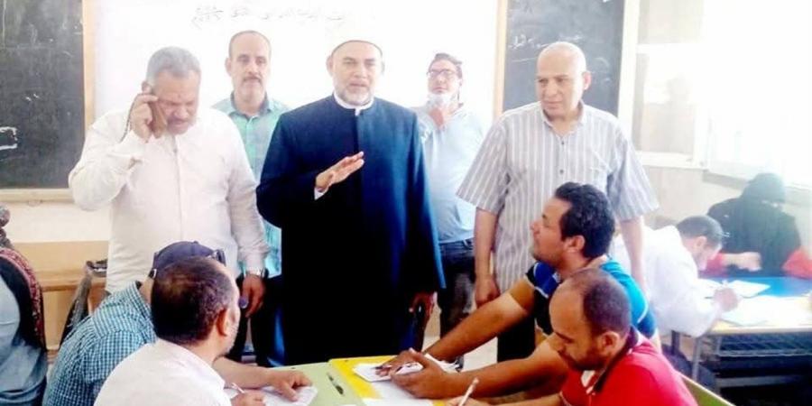 رئيس منطقة المنيا الأزهرية يتفقد أعمال تصحيح الامتحانات