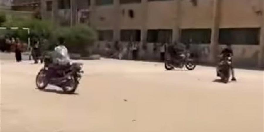 طلاب يستعرضون بالموتوسيكلات داخل مدرسة بالقليوبية.. والتعليم تقرر فصل المشاركين (فيديو)