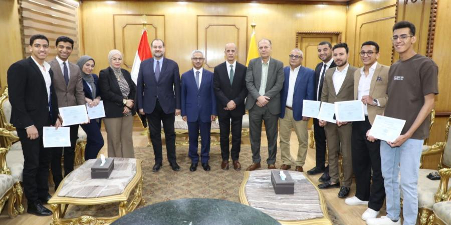 محافظ بني سويف يشهد تكريم طلاب كلية الحاسبات والذكاء الاصطناعي لتميزهم في برامج سيسكو الاحترافية