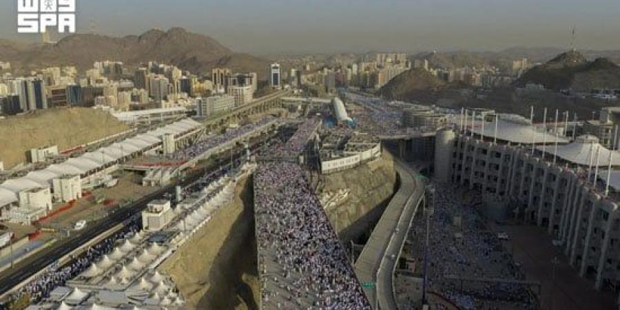 حجاج بيت الله الحرام يرمون جمرة العقبة يوم النحر.. صور