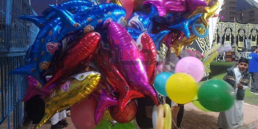 انتشار باعة البالونات بالساحة الشعبية بمطروح احتفالا بعيد الأضحى
