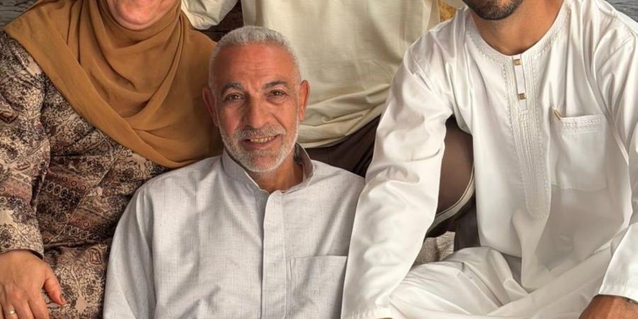 محمد مجدى أفشة يحتفل بعيد الأضحى بالجلابية وسط العائلة.. صورة