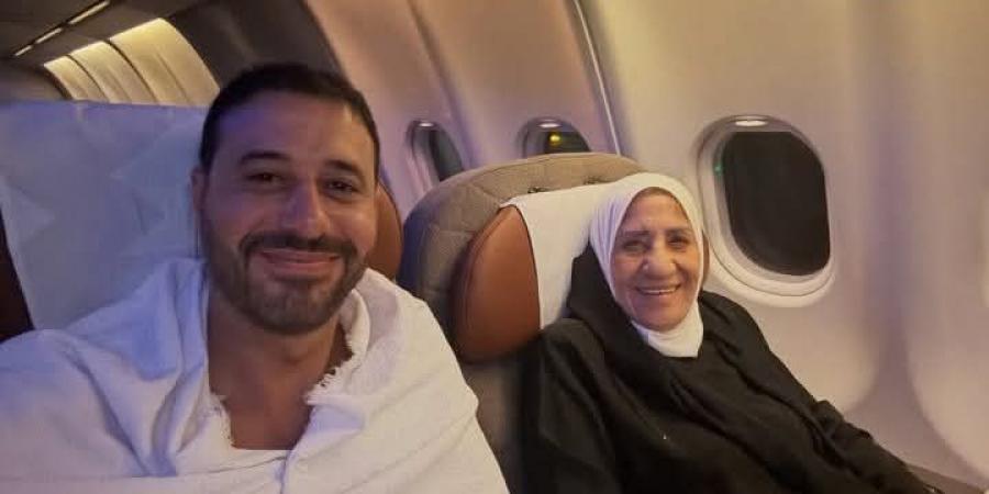 أحمد السعدني يؤدي مناسك الحج 2026 برفقة والدته.. "الحمد لله"