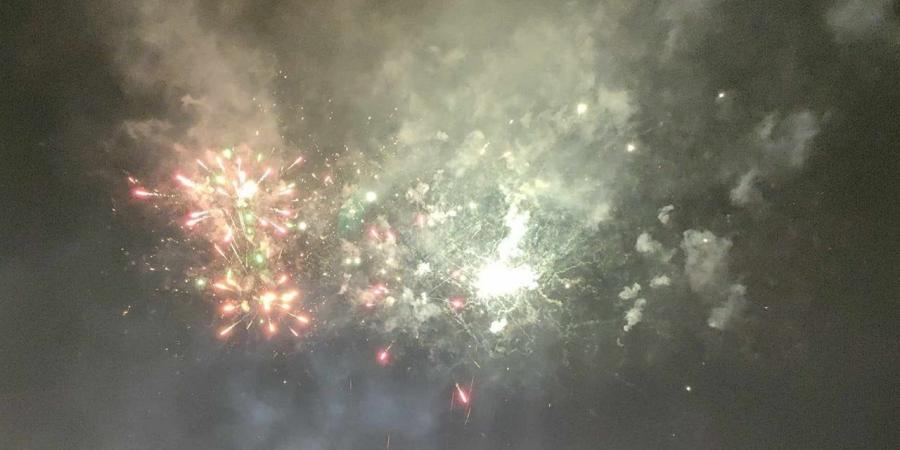 بالشماريخ والألعاب النارية.. مهرجان شباب الجيزة يُشعل الأجواء ويزين السماء في أول أيام العيد (فيديو)