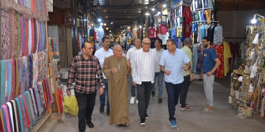 محافظ الأقصر يجري جولة مسائية بالسوق السياحي ويؤدي صلاة العشاء بمسجد محسب بالسوق السياحي