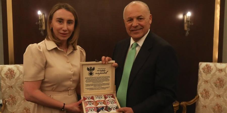 أبو ريدة يتبادل الدروع التذكارية مع رئيسة بعثة منتخب روسيا
