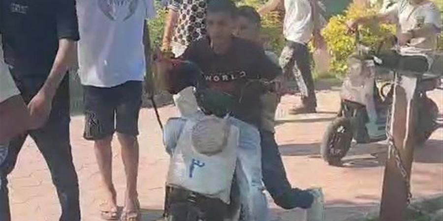 ركوب العجل ولعب الكرة.. الأطفال يقضون العيد في حدائق القناطر الخيرية (فيديو)