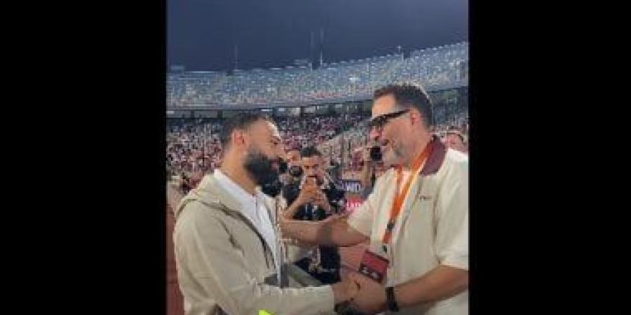 عناق بين ماجد المصرى ومحمد صلاح قبل مباراة مصر وروسيا.. فيديو