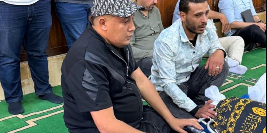 النظرة الأخيرة.. الحزن يسيطر على حمو يكا في جنازة والده| صور