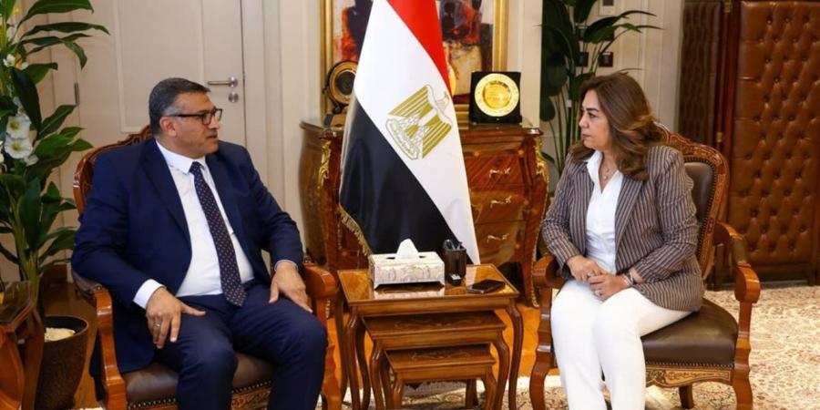 وزيرة التنمية المحلية تبحث مع محافظ قنا تنفيذ 1683 مشروعًا بـ 86 قرية