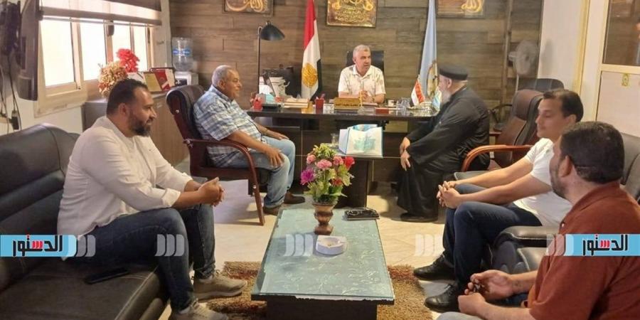 رئيس مدينة الضبعة يستقبل كاهن كنيسة الأنبا مكاريوس السكندري بالضبعة