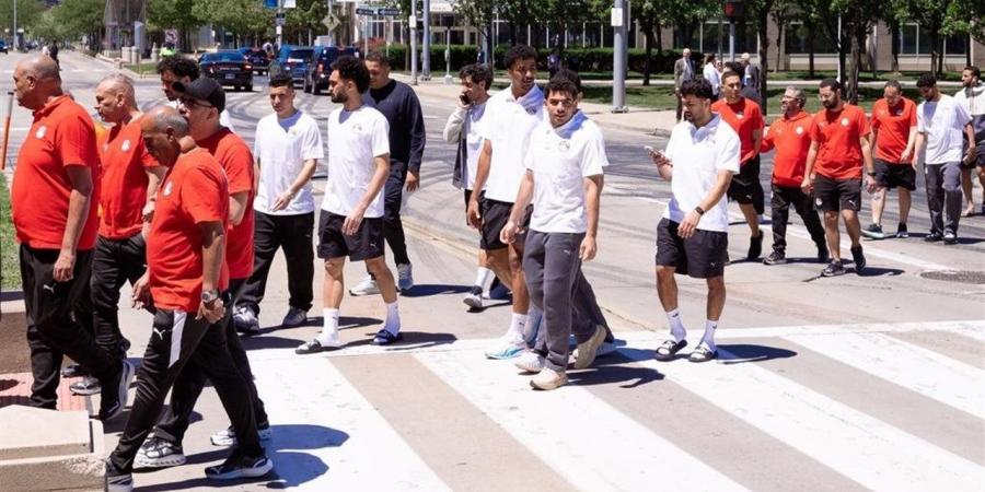 حسام حسن يلجأ للمشي لعلاج أزمة فارق التوقيت في معسكر منتخب مصر