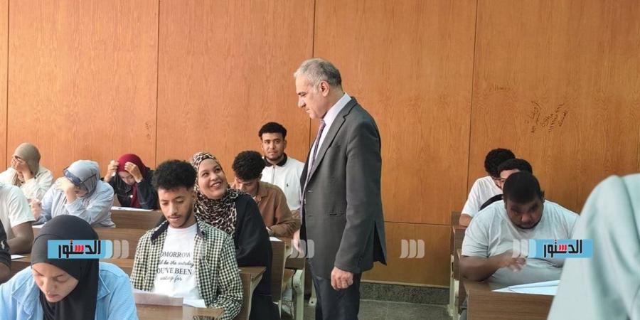 لمتابعة انتظام اللجان.. رئيس جامعة أسوان يتابع سير امتحانات كلية التربية