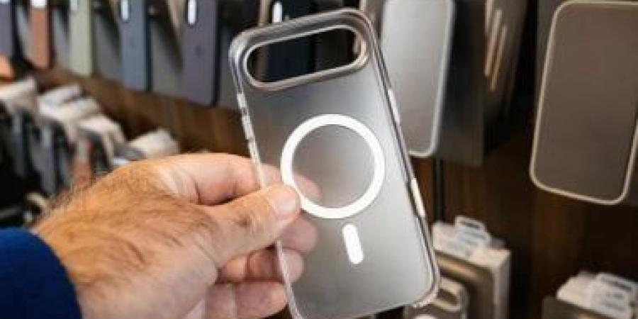 لماذا تحتوى بعض جرابات أيفون على خط أسفل دائرة MagSafe؟