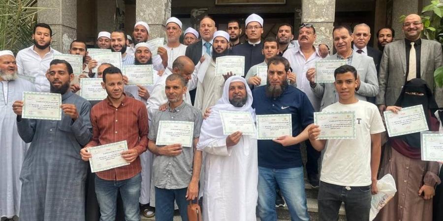 مدير الدعوة بـ"أوقاف الفيوم" يكرم دفعة جديدة من خريجي المعهد الثقافي