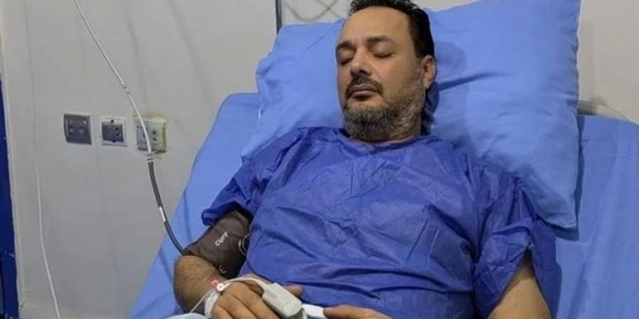 بعدما نُقل بشكل عاجل إلى المستشفى... ممثل شهير يطلّ من قسم العناية المركزة (صورة)