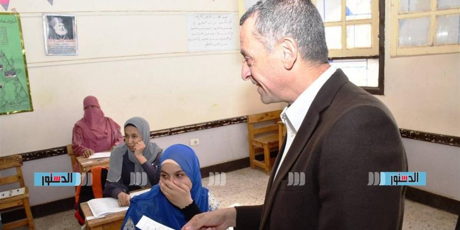 محافظ أسوان يتفقد لجان الامتحانات ويشدد على الالتزام والانضباط داخل المدارس